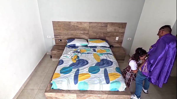 CONOZCO UNA PETITE EN UNA FIESTA DE HALLOWEEN Y SALIMOS DIRECTO PARA EL MOTEL QUE RICO COÑO TIENE LA CHAPARRA